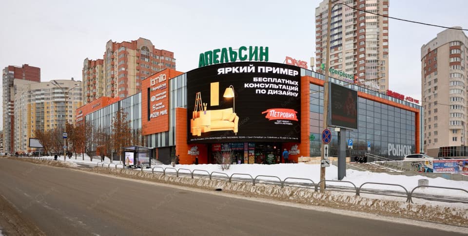 LED медиафасад на фасаде торгового центра