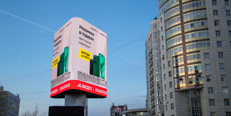 Светодиодная стела возле ТРЦ Гринвич